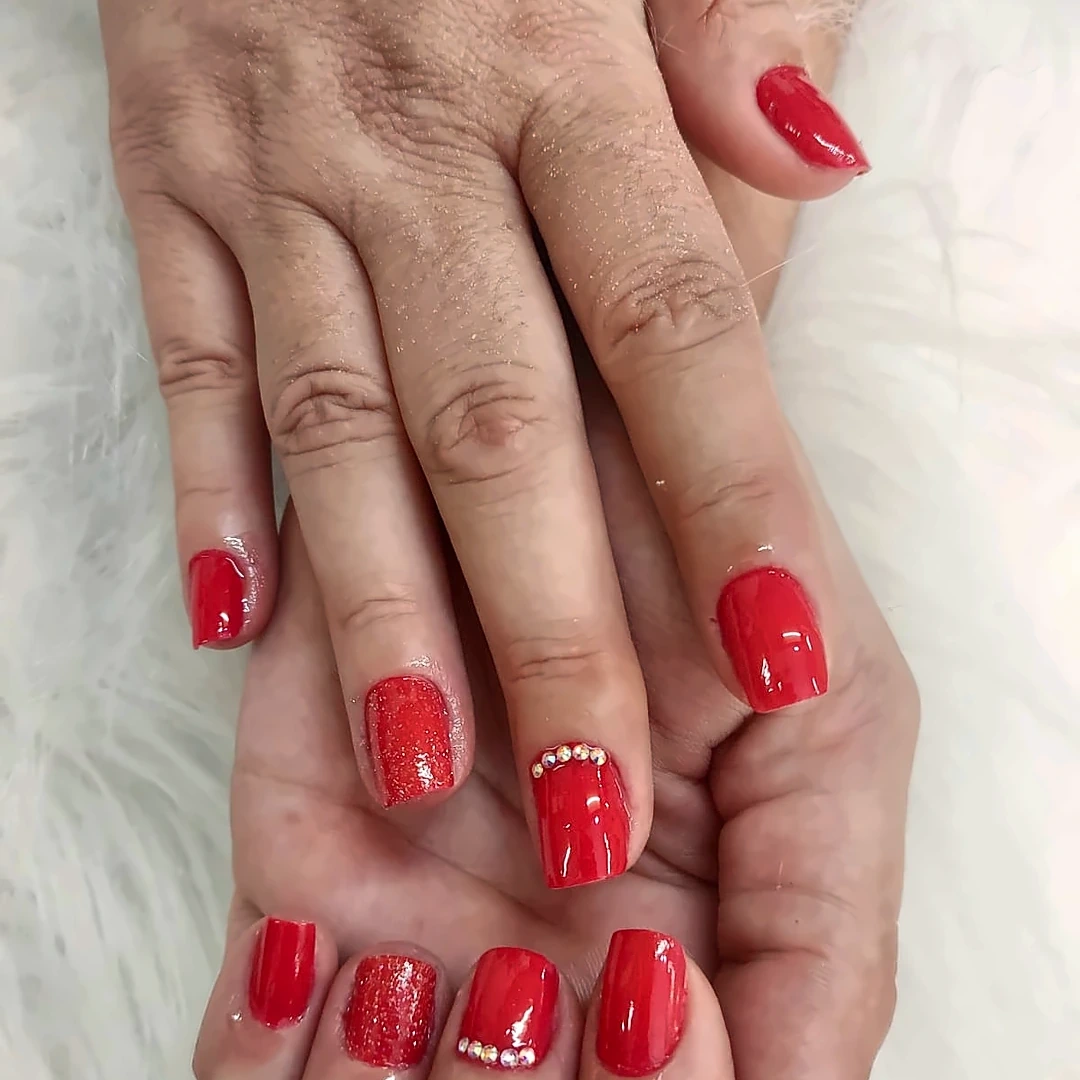 Manicure vermelha com strass