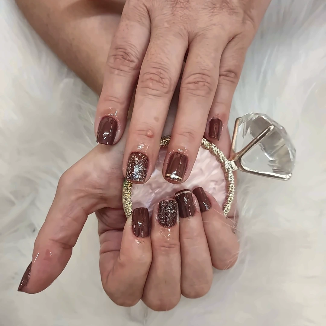 Manicure marrom com glitter