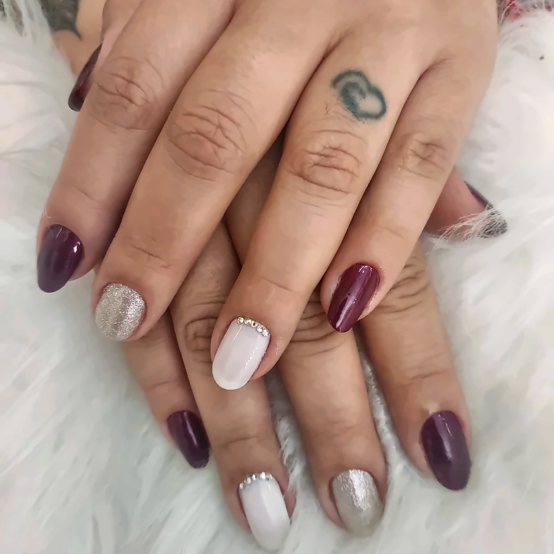 Manicure roxa e branca