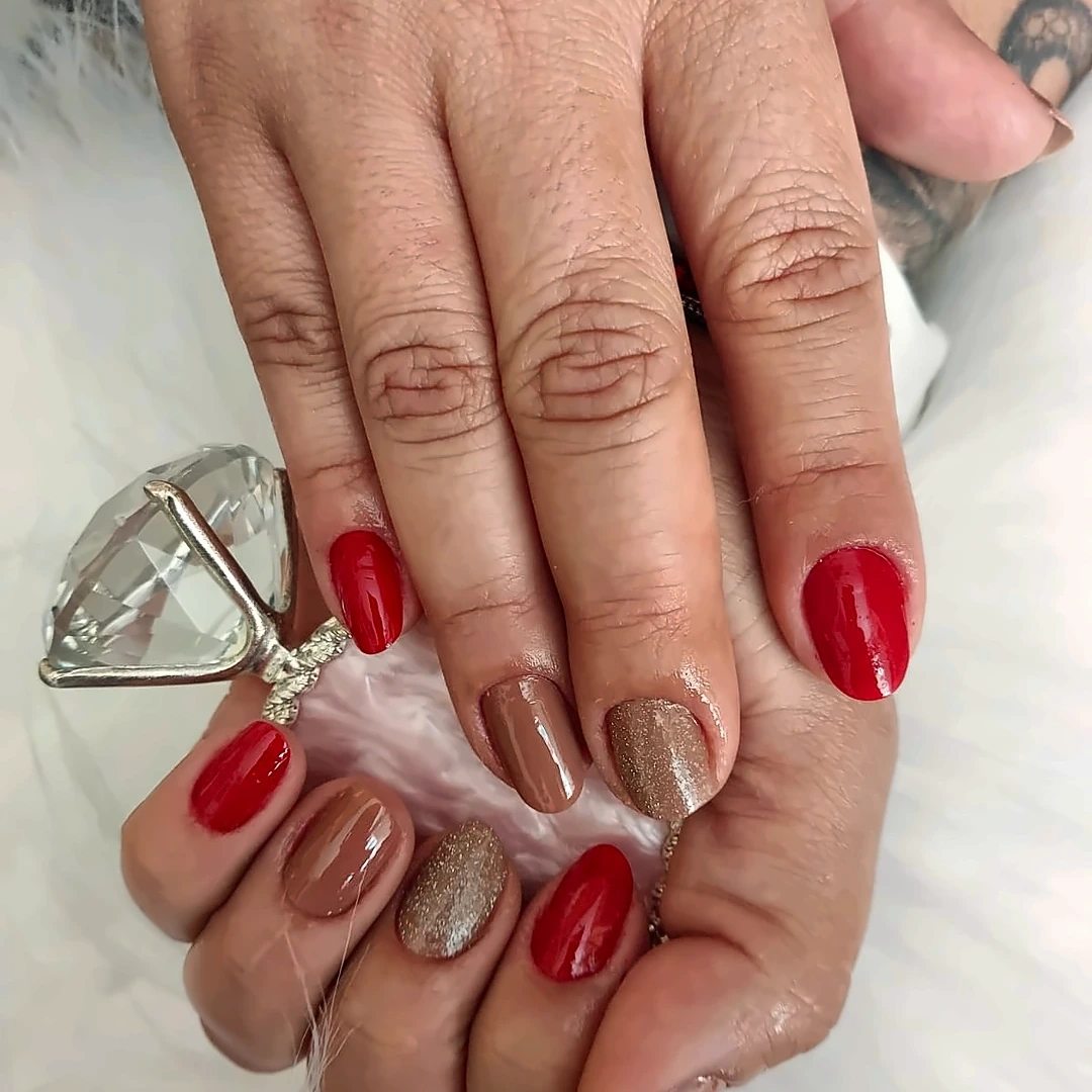 Manicure vermelho e nude