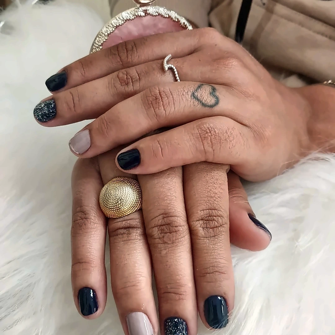 Manicure azul com glitter